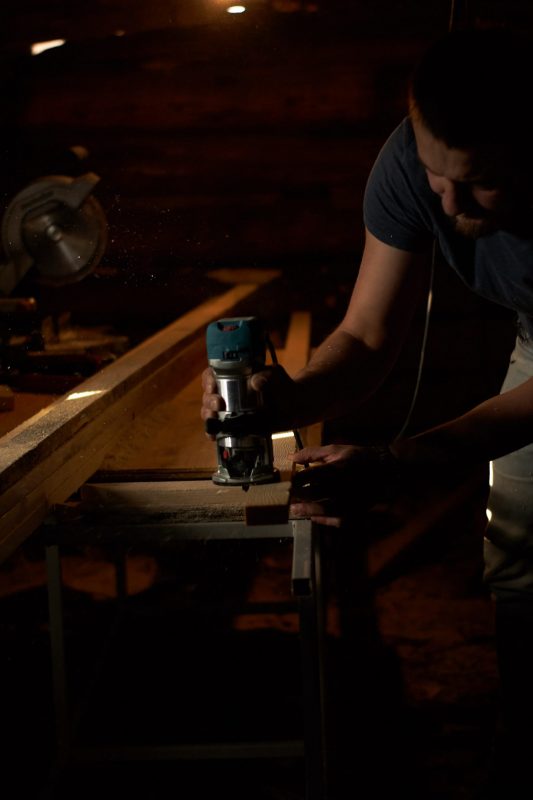 man-holding-power-tool-2846532 Travail à l'atelier