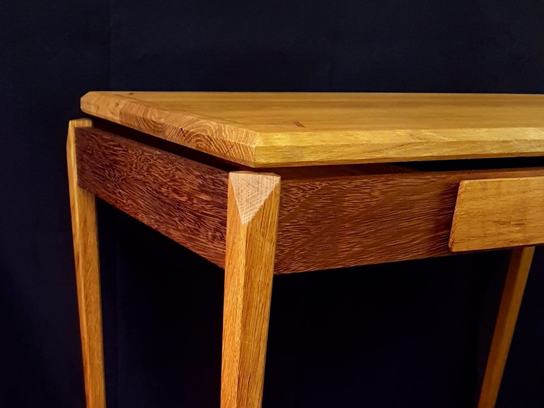 Bureau détail gauche bas